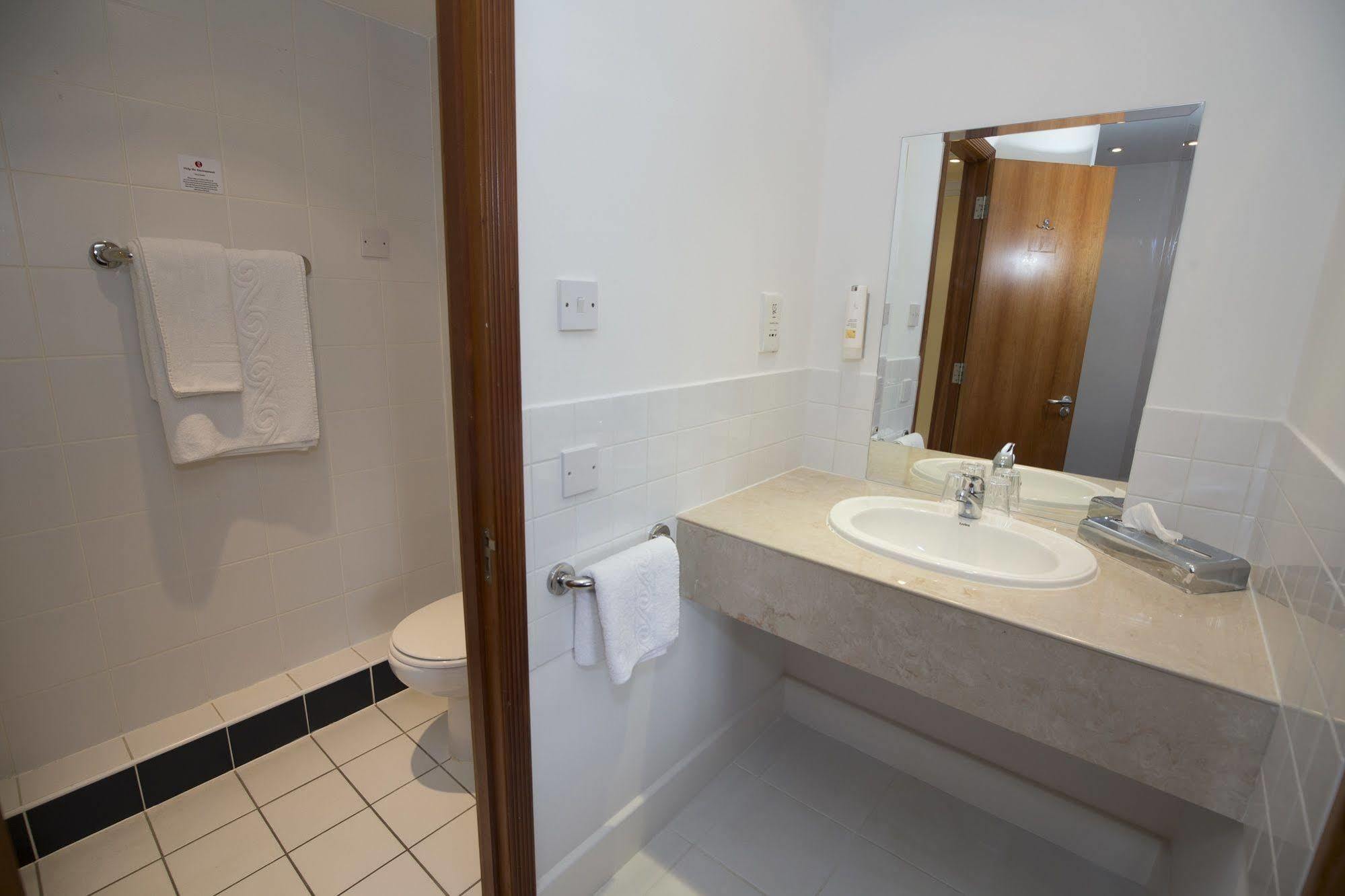 Ramada Cambridge Hotel ภายนอก รูปภาพ