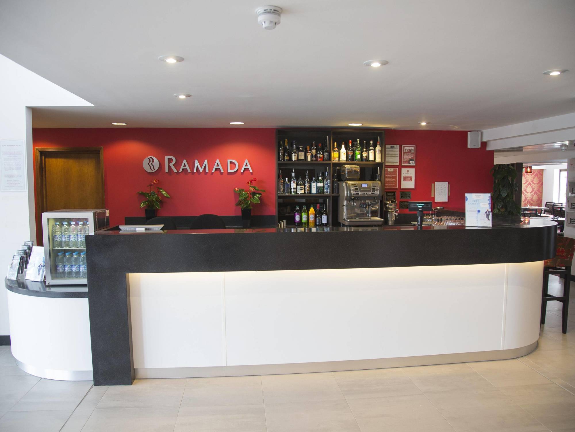 Ramada Cambridge Hotel ภายนอก รูปภาพ